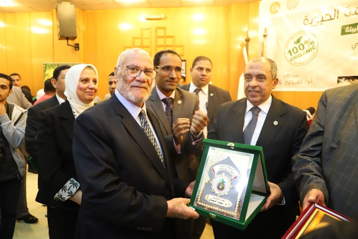 وزير الزراعة يكرم عددًا من علماء البحث العلمي الزراعي