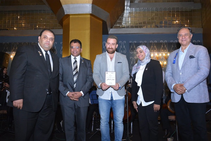 بالصور.. تكريم نضال الشافعى ومجد القاسم من نادى روتارى هليوبولس بالصور.. تكريم نضال الشافعى ومجد القاسم من نادى روتارى هليوبولس