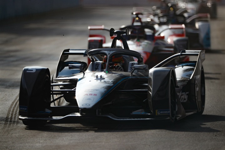 الجولة الثانية من بطولة العالم للفورميلا الكهربائية (Formula e) – الدرعية.. فوز مزدوج لفريق BMW بقيادة سيمز الجولة الثانية من بطولة العالم للفورميلا الكهربائية (Formula e) – الدرعية.. فوز مزدوج لفريق BMW بقيادة سيمز