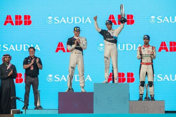 الجولة الثانية من بطولة العالم للفورميلا الكهربائية (Formula e) – الدرعية.. فوز مزدوج لفريق BMW بقيادة سيمز الجولة الثانية من بطولة العالم للفورميلا الكهربائية (Formula e) – الدرعية.. فوز مزدوج لفريق BMW بقيادة سيمز