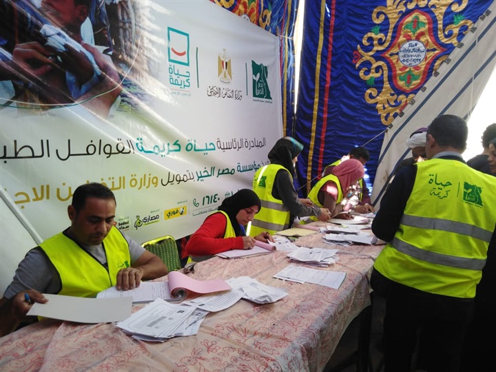 الكشف على ٥٠٠ مواطن خلال القافلة الطبية ل"مؤسسة مصر الخير" بأسيوط