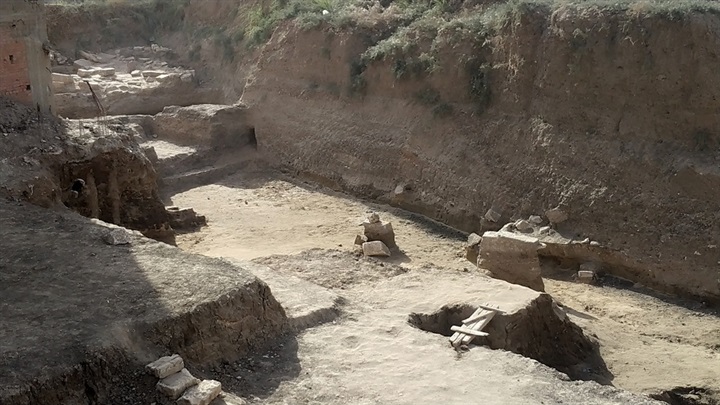 العثور على معبد أثرى بمنطقة الآثار ببنها