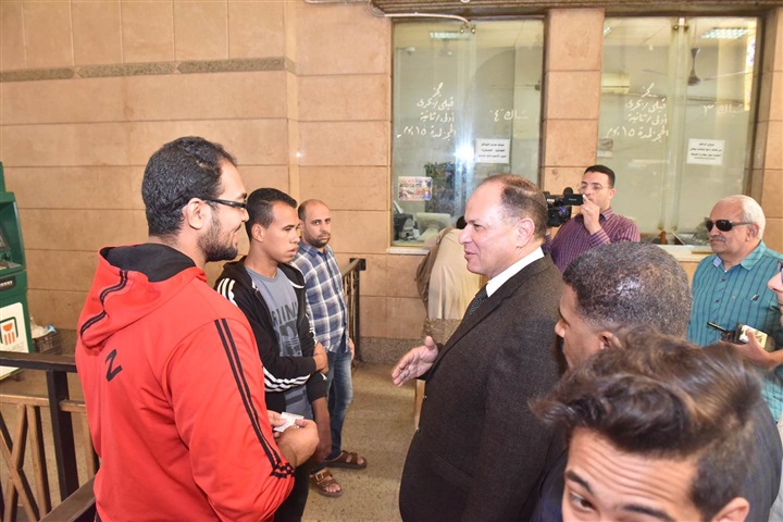 محافظ أسيوط يفاجىء العاملين بمحطة السكة الحديد ويحيل مخالفات القمامة بحى غرب الى الشئون القانونية والنيابة الادارية