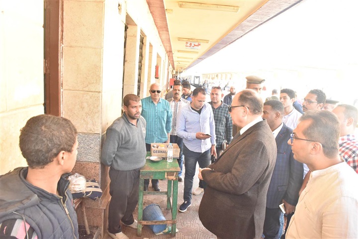 محافظ أسيوط يفاجىء العاملين بمحطة السكة الحديد ويحيل مخالفات القمامة بحى غرب الى الشئون القانونية والنيابة الادارية