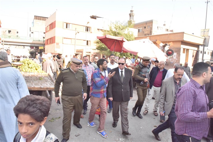 محافظ أسيوط يفاجىء العاملين بمحطة السكة الحديد ويحيل مخالفات القمامة بحى غرب الى الشئون القانونية والنيابة الادارية
