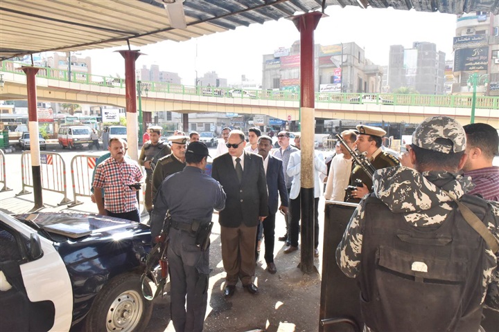 محافظ أسيوط يفاجىء العاملين بمحطة السكة الحديد ويحيل مخالفات القمامة بحى غرب الى الشئون القانونية والنيابة الادارية