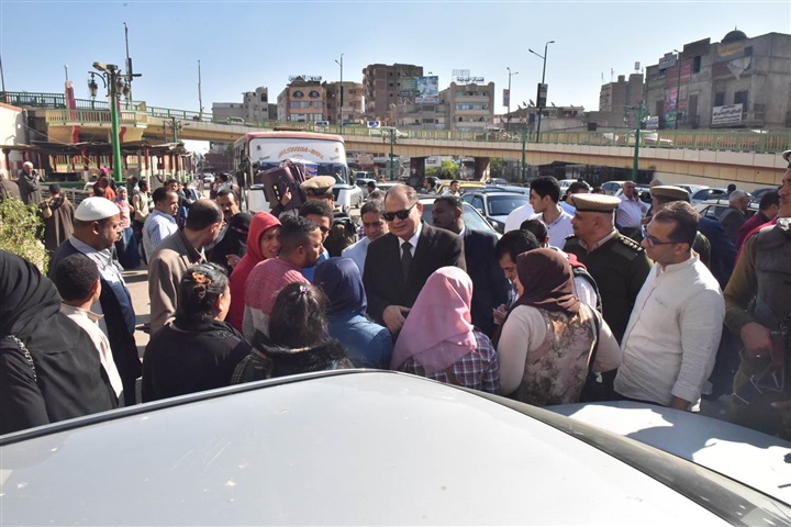 محافظ أسيوط يفاجىء العاملين بمحطة السكة الحديد ويحيل مخالفات القمامة بحى غرب الى الشئون القانونية والنيابة الادارية