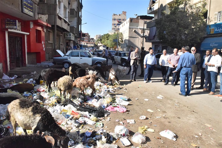 محافظ أسيوط يفاجىء العاملين بمحطة السكة الحديد ويحيل مخالفات القمامة بحى غرب الى الشئون القانونية والنيابة الادارية