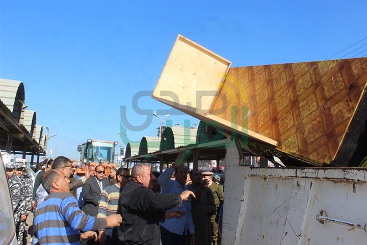 بالصور.. محافظ كفر الشيخ يقود حملة مكبرة لازالة الاشغالات بمجمع المواقف في أول يوم عمل