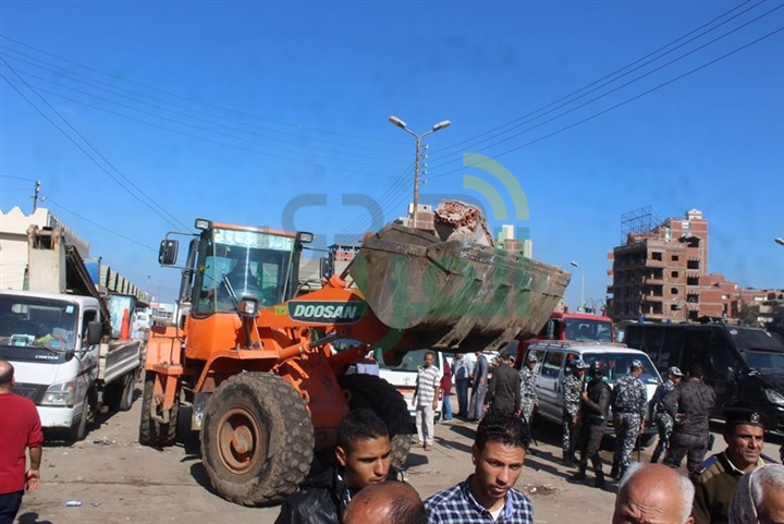 بالصور.. محافظ كفر الشيخ يقود حملة مكبرة لازالة الاشغالات بمجمع المواقف في أول يوم عمل