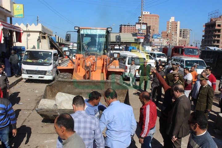 بالصور.. محافظ كفر الشيخ يقود حملة مكبرة لازالة الاشغالات بمجمع المواقف في أول يوم عمل