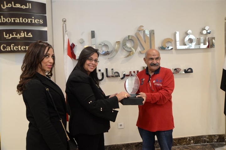 قيادات شركة مصر للطيران يوزعون الهدايا علي مرضي السرطان بمستشفي شفاء الأورمان بمحافظة الأقصر