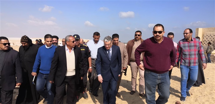 محافظ المنيا يتفقد موقع انهيار السور المحيط بالكنيسة الآثرية بدير أبو فانا