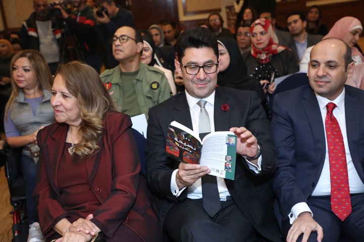وزيرة التضامن وعدد من مشاهير الفن والإعلام يحتفلون مع هشام سليمان بتوقيع كتابه 