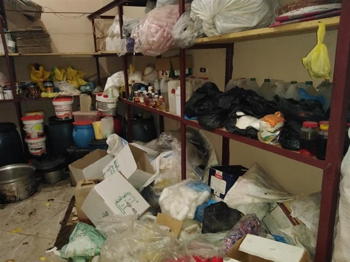 بالصور.. ضبط مصنع "بير سلم" لتصنيع مستحضرات التجميل في كفر الشيخ بالصور.. ضبط مصنع "بير سلم" لتصنيع مستحضرات التجميل في كفر الشيخ