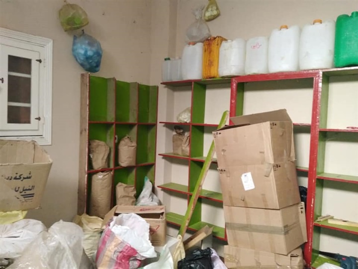 بالصور.. ضبط مصنع "بير سلم" لتصنيع مستحضرات التجميل في كفر الشيخ بالصور.. ضبط مصنع "بير سلم" لتصنيع مستحضرات التجميل في كفر الشيخ