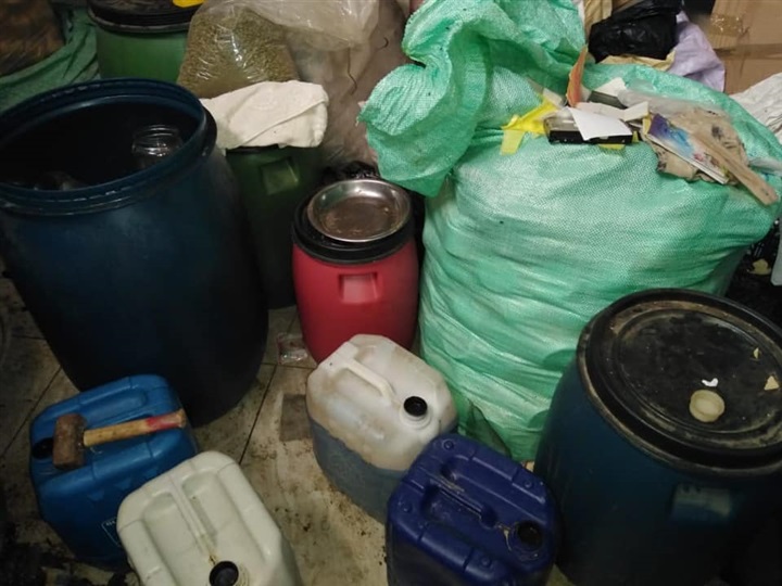 بالصور.. ضبط مصنع "بير سلم" لتصنيع مستحضرات التجميل في كفر الشيخ بالصور.. ضبط مصنع "بير سلم" لتصنيع مستحضرات التجميل في كفر الشيخ