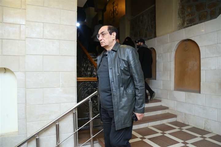 بالصور.. الفخراني وأشرف زكي ومجدي احمد علي والهام شاهين في نهاية عزاء سمير سيف بالصور.. الفخراني وأشرف زكي ومجدي احمد علي والهام شاهين في نهاية عزاء سمير سيف