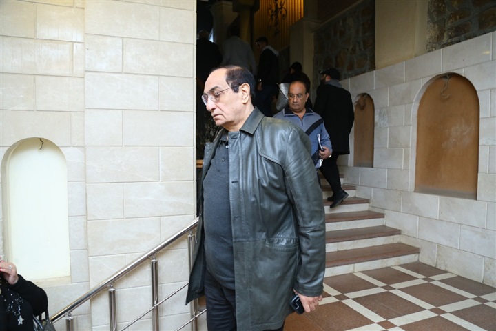 بالصور.. الفخراني وأشرف زكي ومجدي احمد علي والهام شاهين في نهاية عزاء سمير سيف بالصور.. الفخراني وأشرف زكي ومجدي احمد علي والهام شاهين في نهاية عزاء سمير سيف