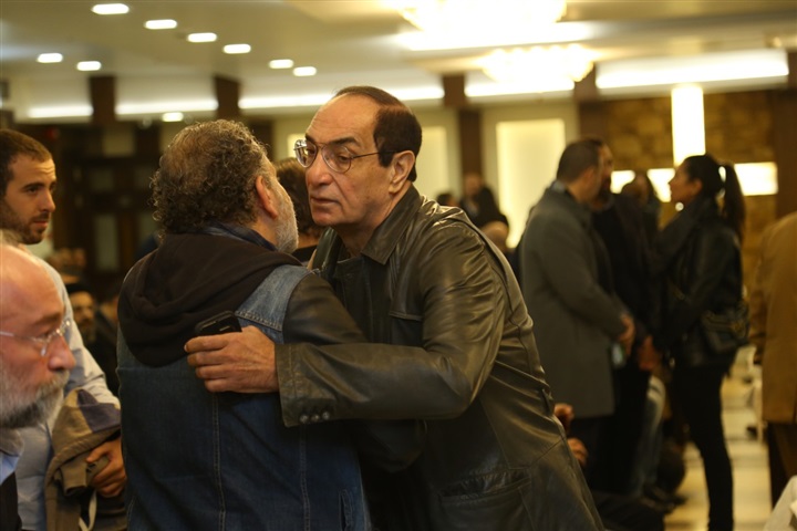 بالصور.. الفخراني وأشرف زكي ومجدي احمد علي والهام شاهين في نهاية عزاء سمير سيف بالصور.. الفخراني وأشرف زكي ومجدي احمد علي والهام شاهين في نهاية عزاء سمير سيف