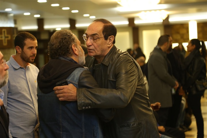 بالصور.. الفخراني وأشرف زكي ومجدي احمد علي والهام شاهين في نهاية عزاء سمير سيف بالصور.. الفخراني وأشرف زكي ومجدي احمد علي والهام شاهين في نهاية عزاء سمير سيف