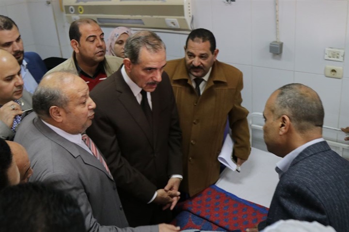 بالصور.. محافظ كفر الشيخ يزور الطفلة " شروق وعبدالله" ضحايا التعذيب.. ويكلف بإيداعهما دار رعاية الطفل