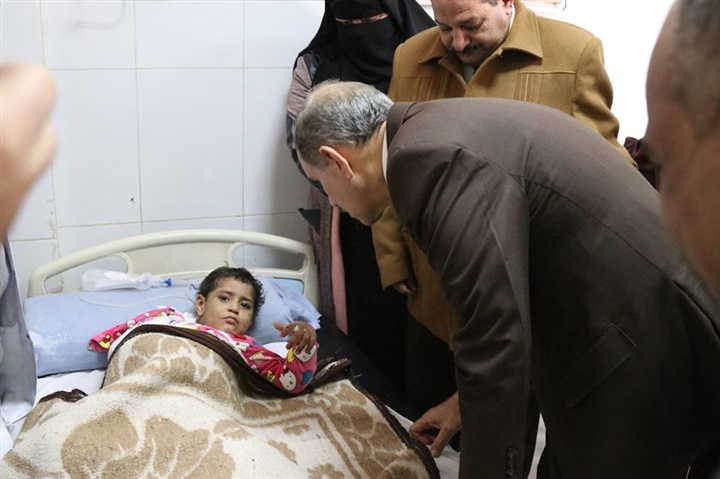 بالصور.. محافظ كفر الشيخ يزور الطفلة " شروق وعبدالله" ضحايا التعذيب.. ويكلف بإيداعهما دار رعاية الطفل