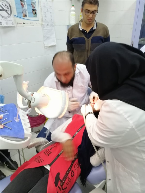 بالصور.. فريق طبي ينجح في استئصال "ناب مطمور" لفتاة بعيادة الأسنان بإدارة بيلا الصحية