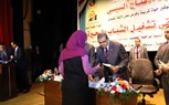 وزير القوي العاملة ومحافظ البحيرة يسلمان 1077 شهادة 