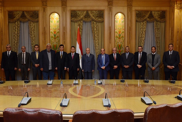 بالصور.. العصار يشهد توقيع عقد مع شركة صينية لإنشاء مصنع لإطارات السيارات