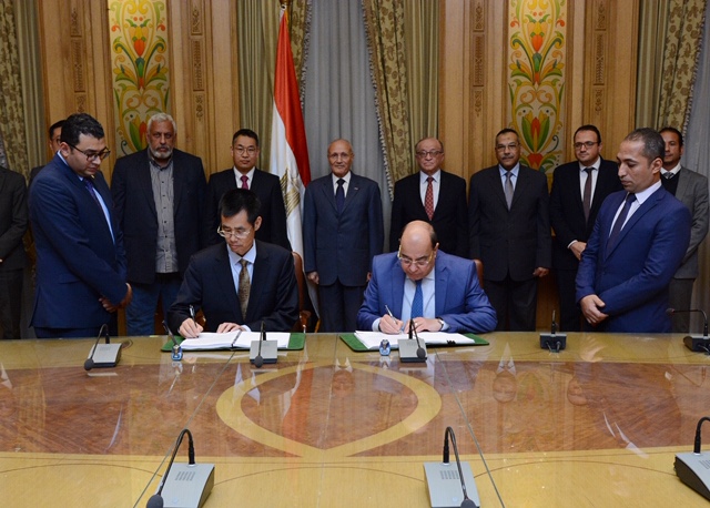 بالصور.. العصار يشهد توقيع عقد مع شركة صينية لإنشاء مصنع لإطارات السيارات