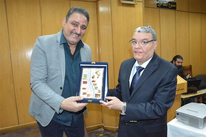 بالصور.. محافظ المنيا يكرم "ولاد البلد"
