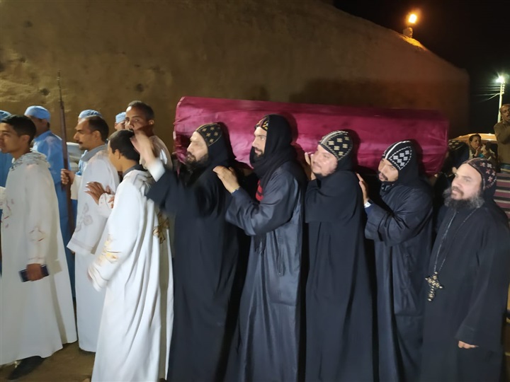 بالصور.. الأقباط يحتفلون بذكرى نياحة القديس متاؤس الفاخوري جنوب الأقصر 