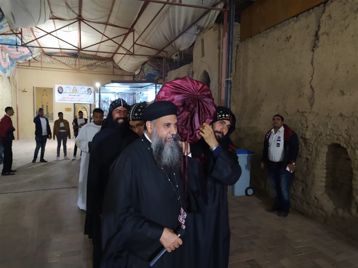 بالصور.. الأقباط يحتفلون بذكرى نياحة القديس متاؤس الفاخوري جنوب الأقصر 