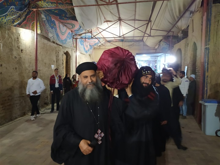 بالصور.. الأقباط يحتفلون بذكرى نياحة القديس متاؤس الفاخوري جنوب الأقصر 