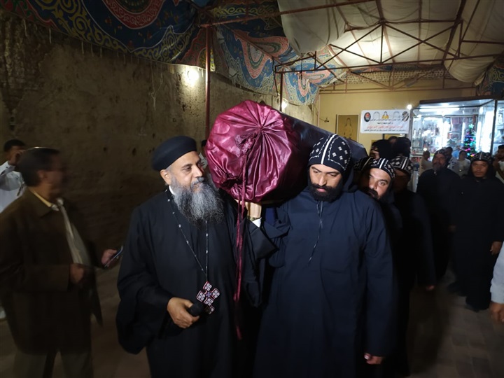 بالصور.. الأقباط يحتفلون بذكرى نياحة القديس متاؤس الفاخوري جنوب الأقصر 