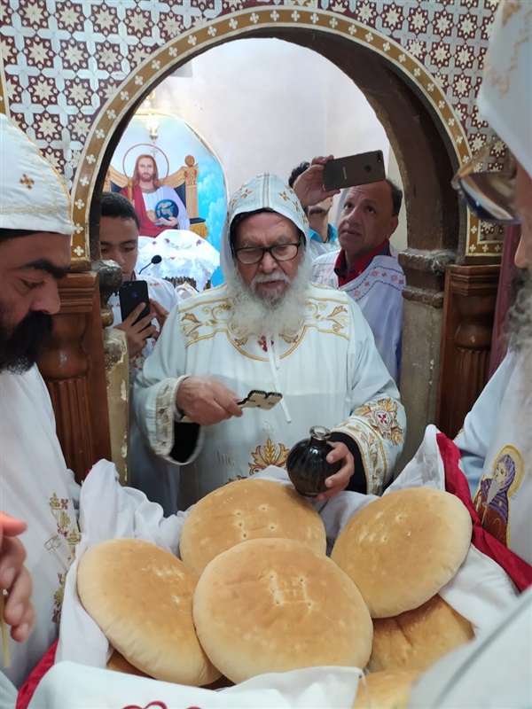 بالصور.. الأقباط يحتفلون بذكرى نياحة القديس متاؤس الفاخوري جنوب الأقصر 