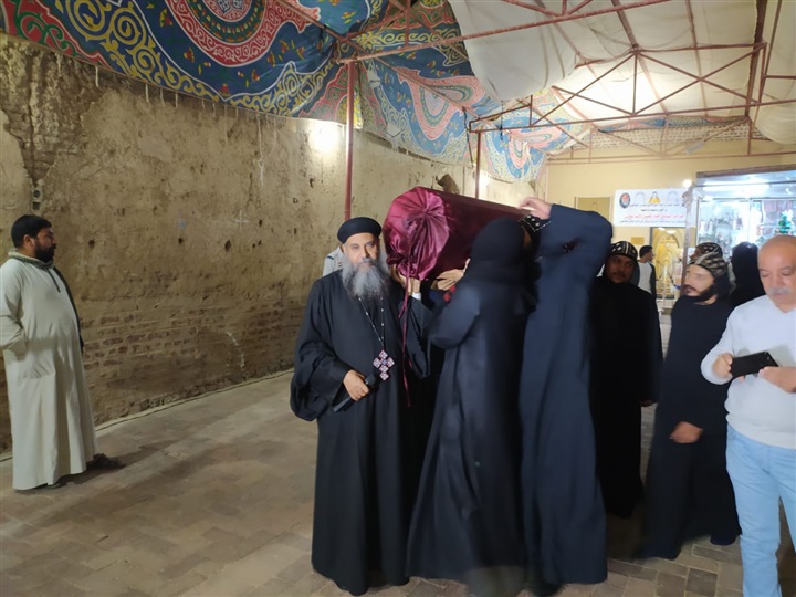بالصور.. الأقباط يحتفلون بذكرى نياحة القديس متاؤس الفاخوري جنوب الأقصر 
