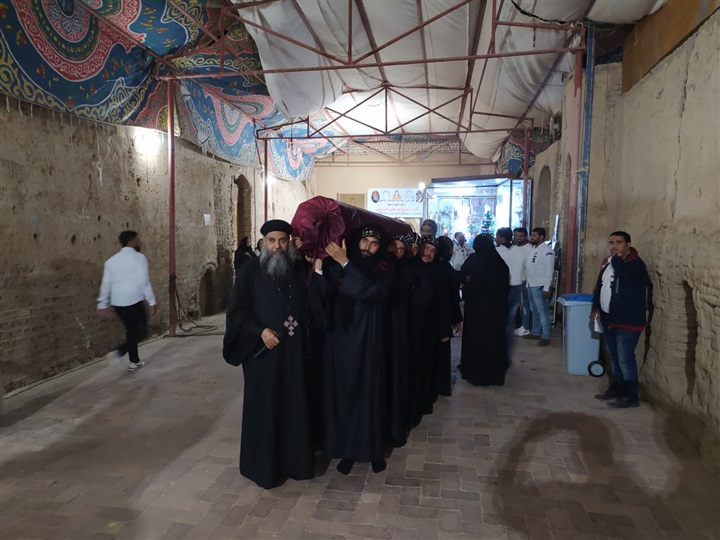 بالصور.. الأقباط يحتفلون بذكرى نياحة القديس متاؤس الفاخوري جنوب الأقصر 