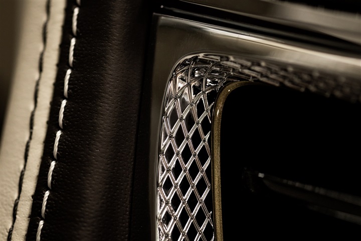 Flying Spur الجديدة بالتفصيل: قصّة النقش الماسي Flying Spur الجديدة بالتفصيل: قصّة النقش الماسي