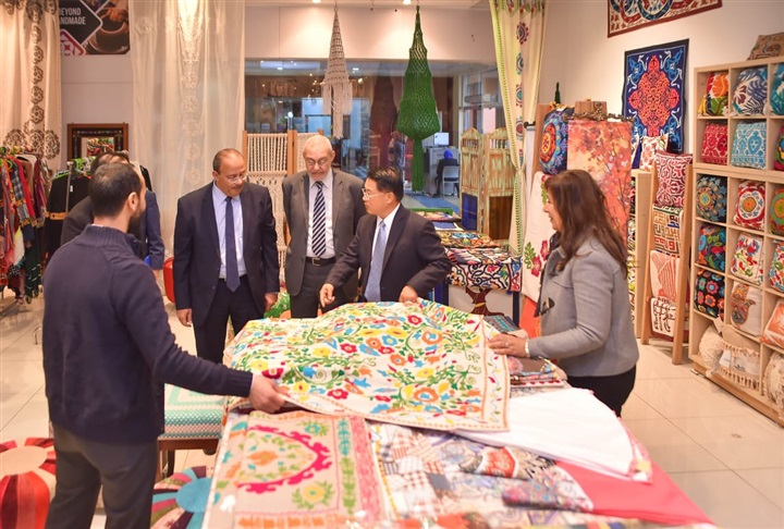 مدير عام منظمة الأمم المتحدة للتنمية الصناعية "اليونيدو" يتفقد معرض الصناعات التراثية والحرفية "كريتيف ايجيبت" مدير عام منظمة الأمم المتحدة للتنمية الصناعية "اليونيدو" يتفقد معرض الصناعات التراثية والحرفية "كريتيف ايجيبت"