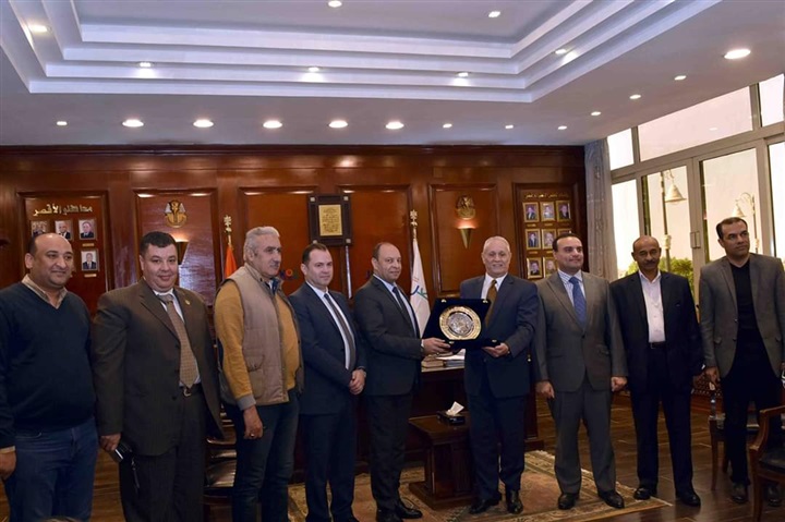 بالصور.. محافظ الأقصر يشيد بجهود الشركة وتوصيل الغاز لـ 57 ألف عميل