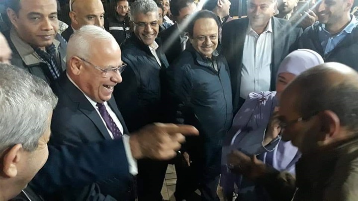محافظ بورسعيد يلتقي بالمواطنين بشارع 7/3