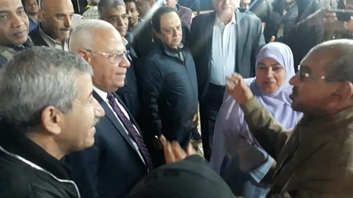 محافظ بورسعيد يلتقي بالمواطنين بشارع 7/3