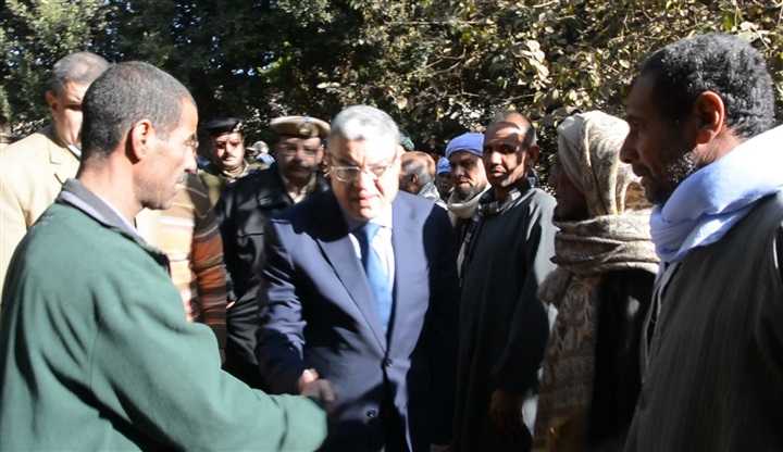 بالصور.. محافظ المنيا يتابع حالة المصابين في حادث انقلاب سيارة بالصحراوى الغربى بديرمواس