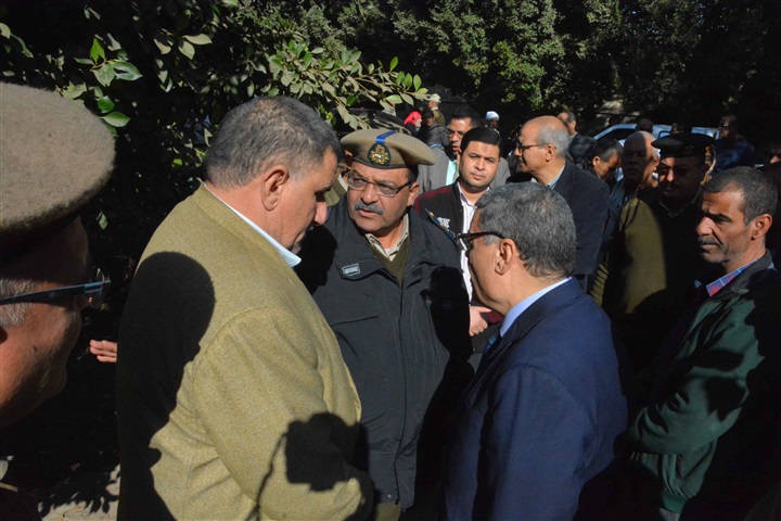 بالصور.. محافظ المنيا يتابع حالة المصابين في حادث انقلاب سيارة بالصحراوى الغربى بديرمواس