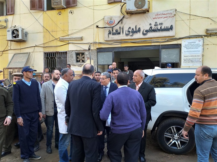 بالصور.. محافظ المنيا يتابع حالة المصابين في حادث انقلاب سيارة بالصحراوى الغربى بديرمواس