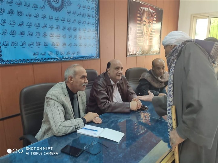 بالصور.. السكرتير العام المساعد لمحافظة الأقصر يستمع لشكاوى أهالى مركز القرنة