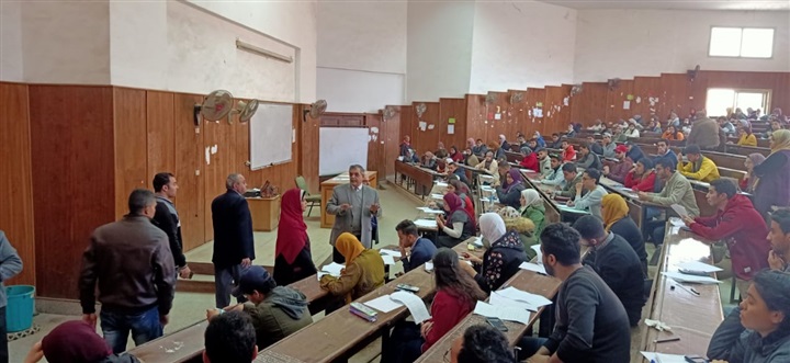 "المغربى" يتفقد الإمتحانات بكلية التجارة ويؤكد على انتظام وهدوء اللجان