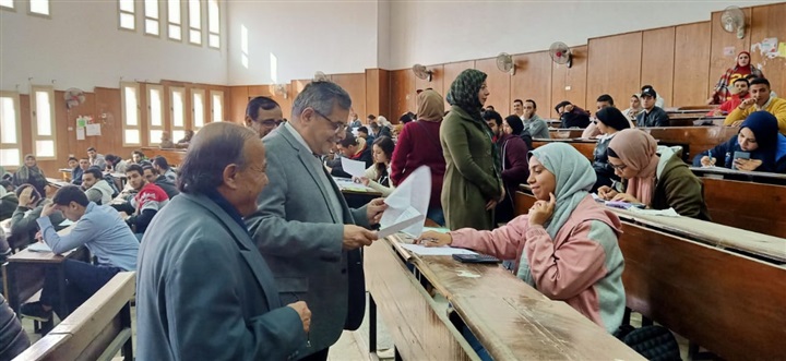 "المغربى" يتفقد الإمتحانات بكلية التجارة ويؤكد على انتظام وهدوء اللجان